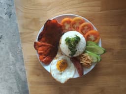 Cơm sườn trứng lạp xưởng