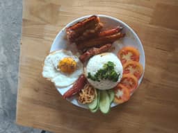 Cơm sườn trứng lạp xưởng